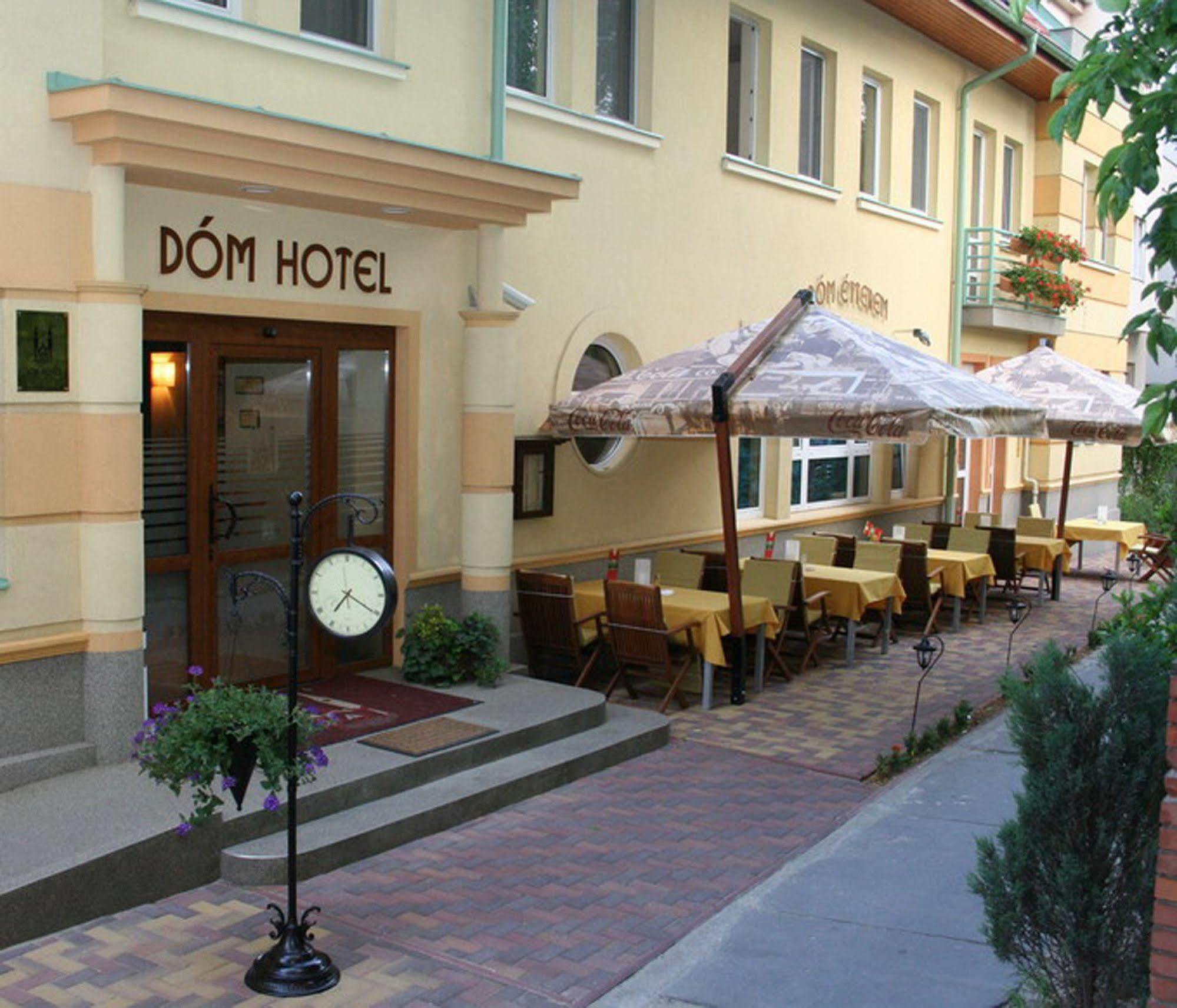 Dom Hotel Szeged Esterno foto